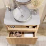 Rundes wandhängendes Badezimmermöbel 80 cm aus Natureiche mit glatte Front und graue Kalksteinplatte
