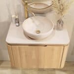 Rundes wandhängendes Badezimmermöbel 80 cm aus Natureiche mit glatte Front und Platte