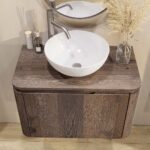 Rundes wandhängendes Badezimmermöbel 80 cm aus dunkler Eiche mit glatte Front und Eichenholzplatte