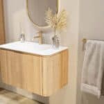 Rundes wandhängendes Badezimmermöbel 80 cm aus Natureiche mit glatte Front und matt-weißer Mineralguss