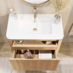 Rundes wandhängendes Badezimmermöbel 80 cm aus Natureiche mit glatte Front und matt-weißer Mineralguss