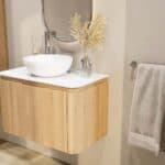 Rundes wandhängendes Badezimmermöbel 80 cm aus Natureiche mit glatte Front und weißes Solid-Surface-Becken
