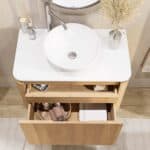 Rundes wandhängendes Badezimmermöbel 80 cm aus Natureiche mit glatte Front und weißes Solid-Surface-Becken