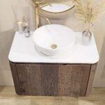 Rundes wandhängendes Badezimmermöbel 80 cm aus dunkler Eiche mit glatte Front und weißes Solid-Surface-Becken