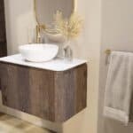 Rundes wandhängendes Badezimmermöbel 80 cm aus dunkler Eiche mit glatte Front und weißes Solid-Surface-Becken