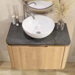 Rundes wandhängendes Badezimmermöbel 80 cm aus Natureiche mit glatte Front und Granitplatte