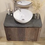 Rundes wandhängendes Badezimmermöbel 80 cm aus dunkler Eiche mit glatte Front und Granitplatte
