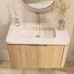 Rundes wandhängendes Badezimmermöbel 80 cm aus Natureiche mit glatte Front und matt-beiger Waschtisch