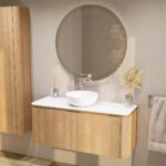 Rundes wandhängendes Badmöbel 120 cm aus Natureiche mit glatte Front und weißes Solid-Surface-Becken mit einem Waschbecken