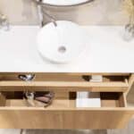 Rundes wandhängendes Badmöbel 120 cm aus Natureiche mit glatte Front und weißes Solid-Surface-Becken mit einem Waschbecken