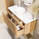 Rundes wandhängendes Badmöbel 120 cm aus Natureiche mit glatte Front und weißes Solid-Surface-Becken mit einem Waschbecken