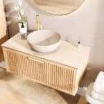 Wandhängendes Badezimmermöbel 100 cm aus Natureiche mit eine Schublade und beige Kalksteinwaschtisch