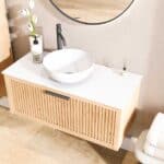Wandhängendes Badezimmermöbel 100 cm aus Natureiche mit eine Schublade und weißes Solid-Surface-Aufsatzbecken (trendy)