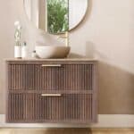 Wandhängendes Badezimmermöbel 100 cm aus dunkler Eiche mit zwei Schubladen und beige Kalksteinwaschtisch