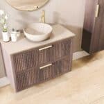 Wandhängendes Badezimmermöbel 100 cm aus dunkler Eiche mit zwei Schubladen und beige Kalksteinwaschtisch