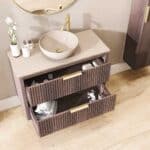 Wandhängendes Badezimmermöbel 100 cm aus dunkler Eiche mit zwei Schubladen und beige Kalksteinwaschtisch