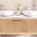 Wandhängendes Badezimmermöbel 120 cm aus Natureiche mit eine Schublade und weißes Solid-Surface-Aufsatzbecken (modern)