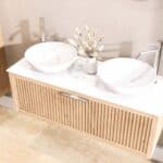 Wandhängendes Badezimmermöbel 120 cm aus Natureiche mit eine Schublade und weißes Solid-Surface-Aufsatzbecken (modern)