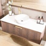 Wandhängendes Badezimmermöbel 120 cm aus dunkler Eiche mit eine Schublade und weißes Solid-Surface-Aufsatzbecken