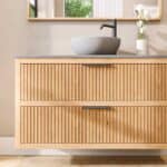 Wandhängendes Badezimmermöbel 120 cm aus Natureiche mit zwei Schubladen und graue Kalksteinplatte (elegant)