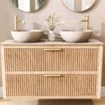 Wandhängendes Badezimmermöbel 120 cm aus Natureiche mit zwei Schubladen und beige Kalksteinwaschtisch (trendy)