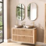 Wandhängendes Badezimmermöbel 120 cm aus Natureiche mit zwei Schubladen und beige Kalksteinwaschtisch (trendy)
