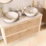 Wandhängendes Badezimmermöbel 120 cm aus Natureiche mit zwei Schubladen und beige Kalksteinwaschtisch (trendy)