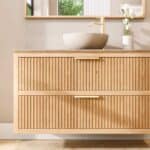 Wandhängendes Badezimmermöbel 120 cm aus Natureiche mit zwei Schubladen und beige Kalksteinwaschtisch (Top-Qualität)