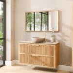 Wandhängendes Badezimmermöbel 120 cm aus Natureiche mit zwei Schubladen und beige Kalksteinwaschtisch (Top-Qualität)