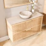 Wandhängendes Badezimmermöbel 120 cm aus Natureiche mit zwei Schubladen und beige Kalksteinwaschtisch (Top-Qualität)