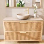 Wandhängendes Badezimmermöbel 120 cm aus Natureiche mit zwei Schubladen und beige Kalksteinwaschtisch (Top-Qualität)