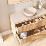 Wandhängendes Badezimmermöbel 120 cm aus Natureiche mit zwei Schubladen und beige Kalksteinwaschtisch (Top-Qualität)