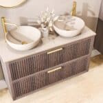 Wandhängendes Badezimmermöbel 120 cm aus dunkler Eiche mit zwei Schubladen und beige Kalksteinwaschtisch