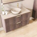 Wandhängendes Badezimmermöbel 120 cm aus dunkler Eiche mit zwei Schubladen und beige Kalksteinwaschtisch (modern)