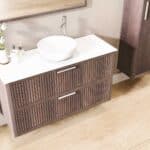 Wandhängendes Badezimmermöbel 120 cm aus dunkler Eiche mit zwei Schubladen und weißes Solid-Surface-Aufsatzbecken (trendy)