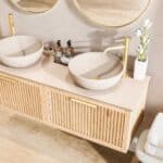 Wandhängendes Badezimmermöbel 140 cm aus Natureiche mit eine Schublade und beige Kalksteinwaschtisch