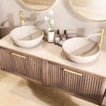 Wandhängendes Badezimmermöbel 140 cm aus dunkler Eiche mit eine Schublade und beige Kalksteinwaschtisch