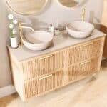Wandhängendes Badezimmermöbel 140 cm aus Natureiche mit zwei Schubladen und beige Kalksteinwaschtisch (Massivholz)