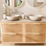 Wandhängendes Badezimmermöbel 140 cm aus Natureiche mit zwei Schubladen und beige Kalksteinwaschtisch (Massivholz)