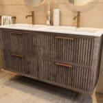 Wandhängendes Badezimmermöbel 140 cm aus dunkler Eiche mit zwei Schubladen und matt-weißer Mineralguss-Waschtisch (Naturholz)