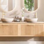 Wandhängendes Badezimmermöbel 160 cm aus Natureiche mit eine Schublade und beige Kalksteinwaschtisch