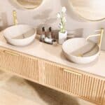 Wandhängendes Badezimmermöbel 160 cm aus Natureiche mit eine Schublade und beige Kalksteinwaschtisch