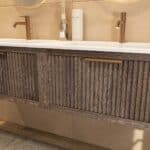 Wandhängendes Badezimmermöbel 160 cm aus dunkler Eiche mit eine Schublade und matt-weißer Mineralguss-Waschtisch (klassisch)