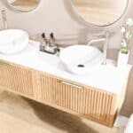 Wandhängendes Badezimmermöbel 160 cm aus Natureiche mit eine Schublade und weißes Solid-Surface-Aufsatzbecken (design)