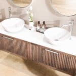 Wandhängendes Badezimmermöbel 160 cm aus dunkler Eiche mit eine Schublade und weißes Solid-Surface-Aufsatzbecken