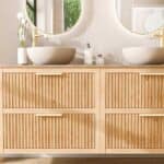 Wandhängendes Badezimmermöbel 160 cm aus Natureiche mit zwei Schubladen und beige Kalksteinwaschtisch (luxuriös)