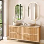 Wandhängendes Badezimmermöbel 160 cm aus Natureiche mit zwei Schubladen und beige Kalksteinwaschtisch (luxuriös)