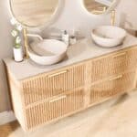 Wandhängendes Badezimmermöbel 160 cm aus Natureiche mit zwei Schubladen und beige Kalksteinwaschtisch (luxuriös)