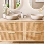 Wandhängendes Badezimmermöbel 160 cm aus Natureiche mit zwei Schubladen und beige Kalksteinwaschtisch (luxuriös)
