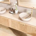 Wandhängendes Badezimmermöbel 200 cm aus Natureiche mit eine Schublade und beige Kalksteinwaschtisch